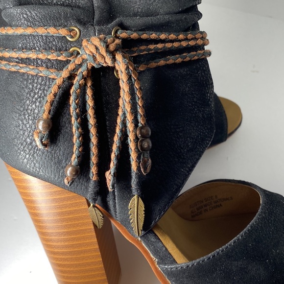 GROOVE ON BOOTIES.(PS THE LEATHER IS PERFECT 🤩 ) - Picture 6 of 11